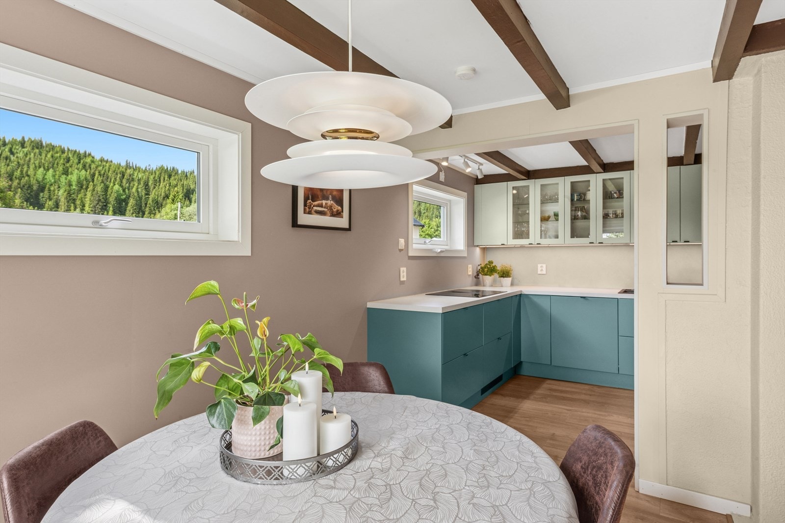 Det er godt utstyrt med en koketopp, to stekeovner og en komfyrvakt over koketoppen. Galleribilde