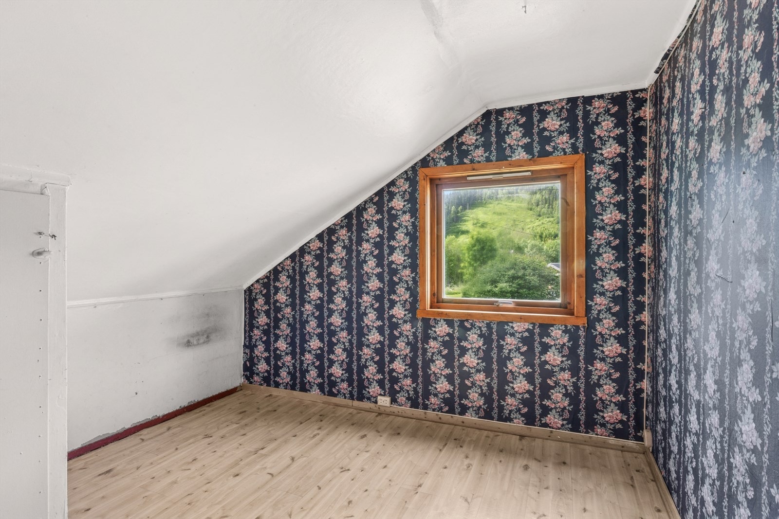 Det andre soverommet har tapet på noen vegger og kan innredes som både soverom og kontorrom, avhengig av behov. Galleribilde