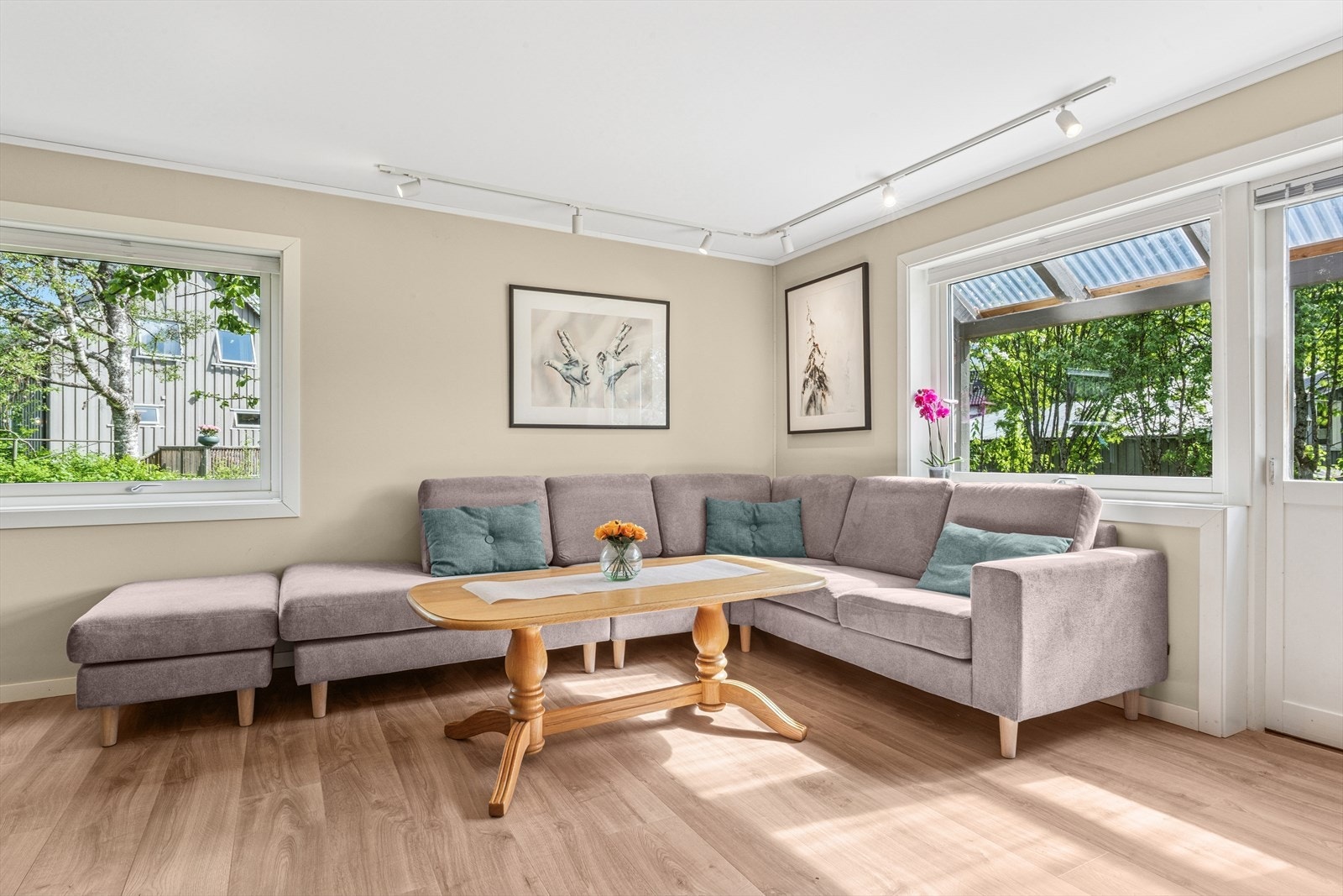 Stuen har pene overflater i lune farger, som skaper en varm og innbydende følelse. Galleribilde