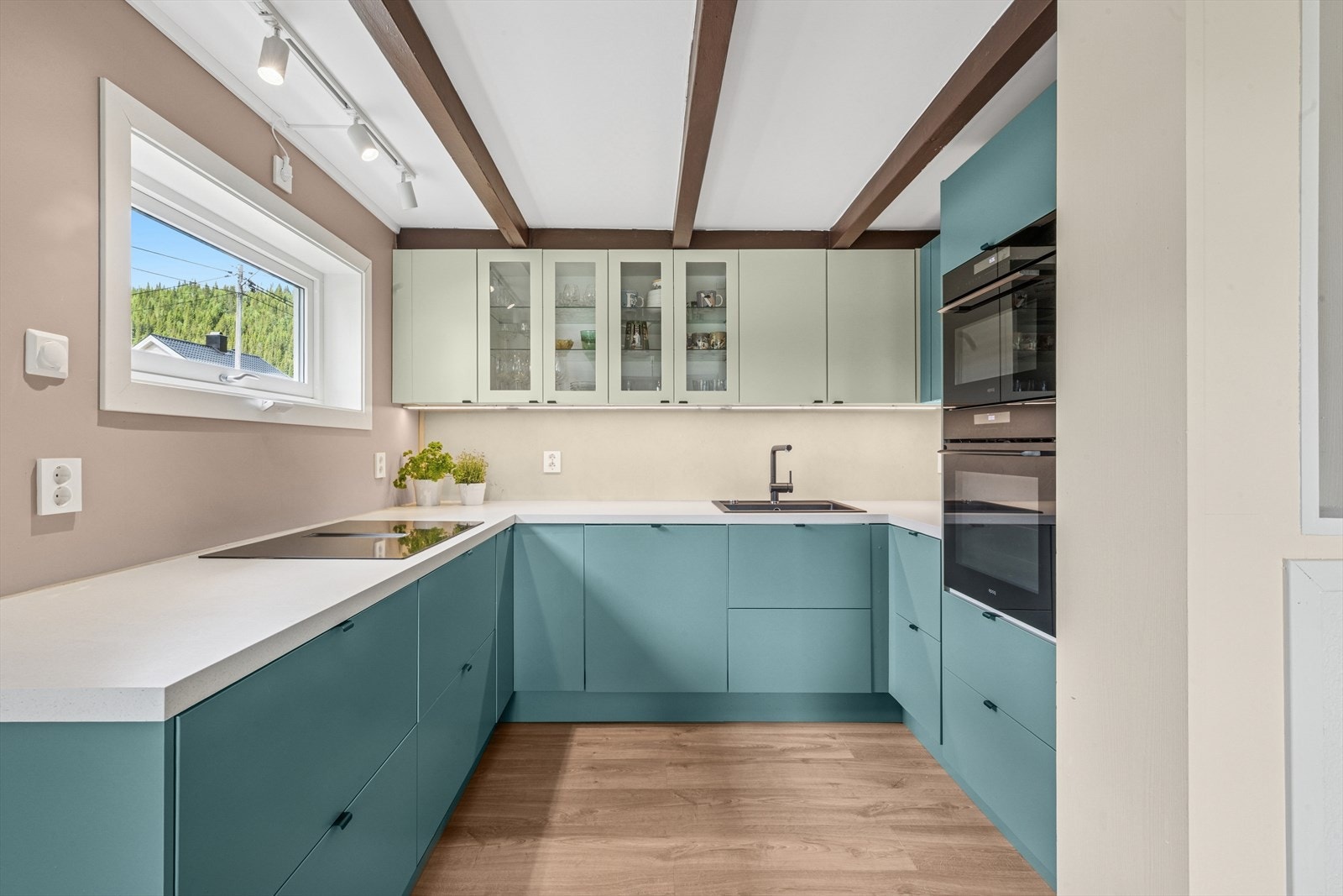 Kjøkkenet, oppusset i 2024, har pene overflater og slette fronter med laminerte benkeplater. Galleribilde