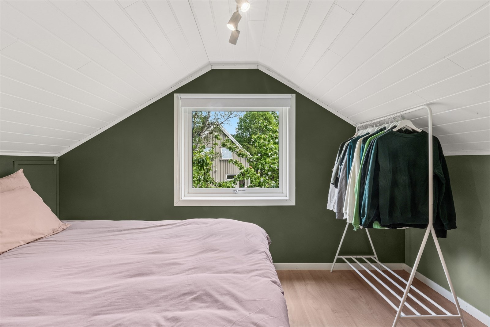 Hovedsoverommet har grønne overflater på veggene og god plass til innredning som dobbeltseng, nattbord og klesstativ. Galleribilde