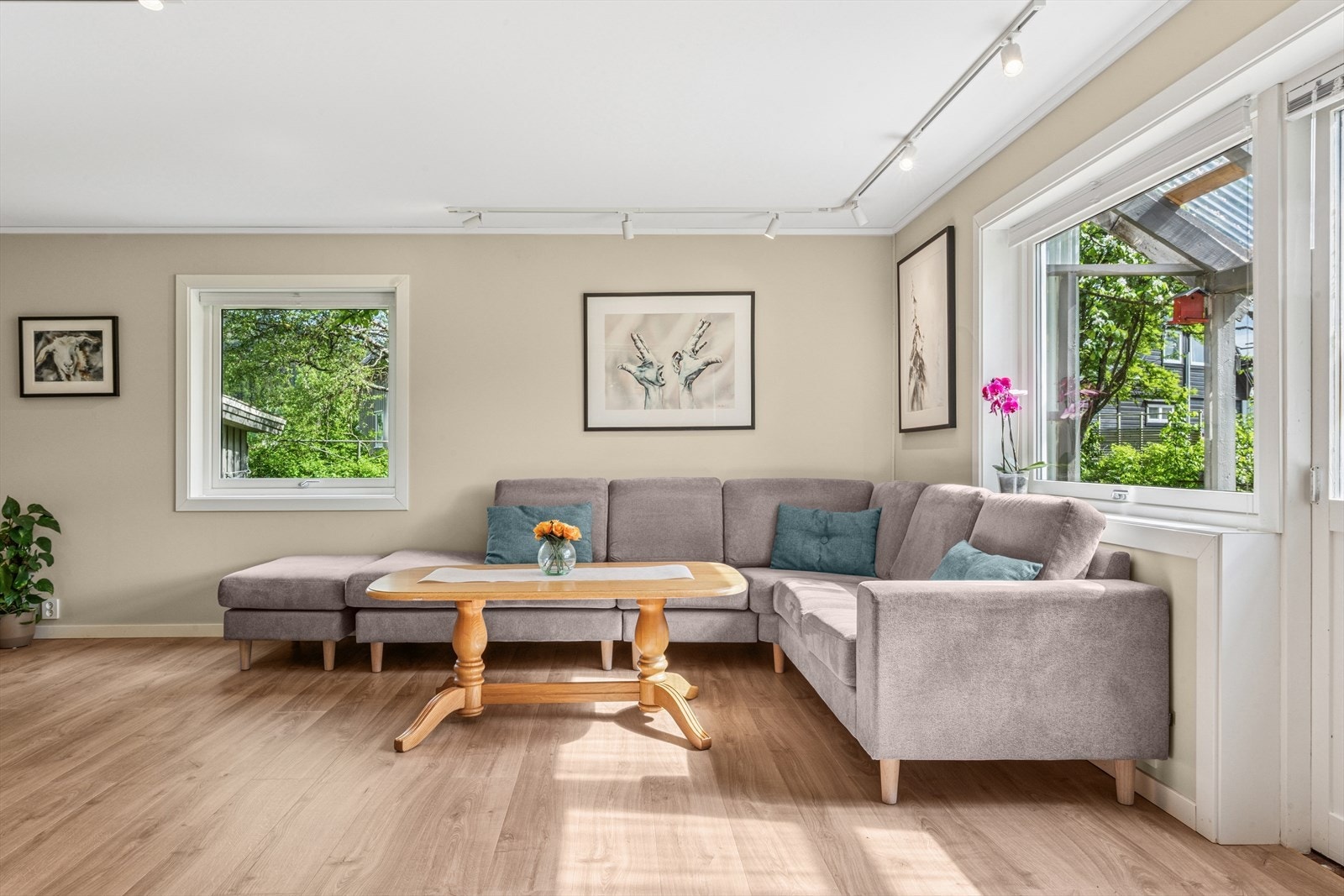 Boligen har for øvrig elektrisk oppvarming, varmepumpe og vedovn. Galleribilde