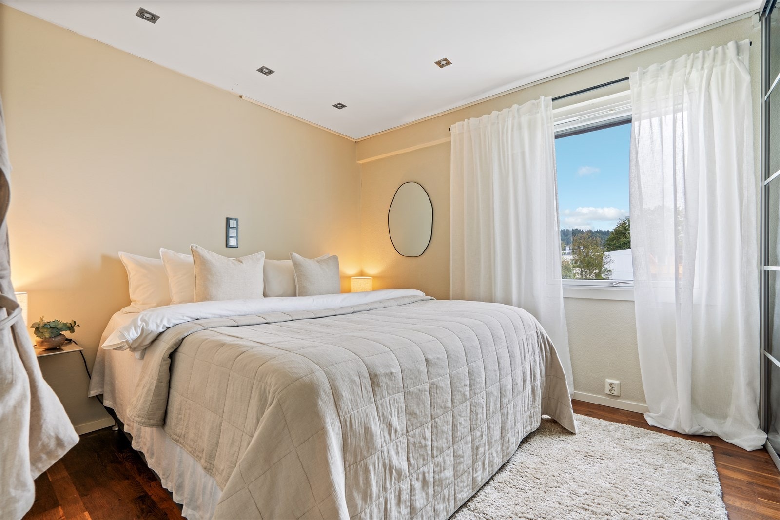 Boligen har 2 soverom, hvor begge har god garderobeplass.
\ Galleribilde