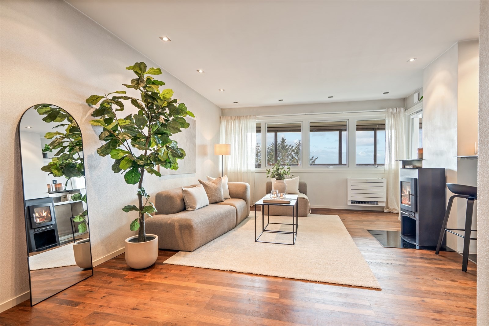 Flott 3-roms leilighet i byggets øverste etasje med kvaliteter som innglasset altan og utvidet baderom Galleribilde