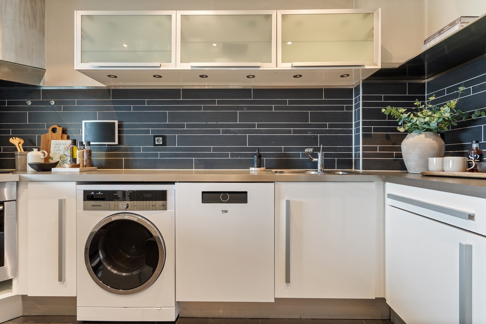 Moderne kjøkkeninnredning med god skap/skuffe-plass og god benkplass. Galleribilde