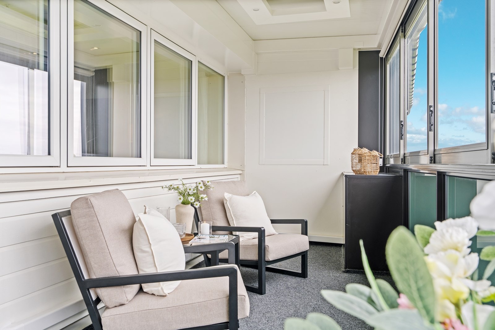 Fra stuen er det utgang til en innglasset altan med gode solforhold. Galleribilde