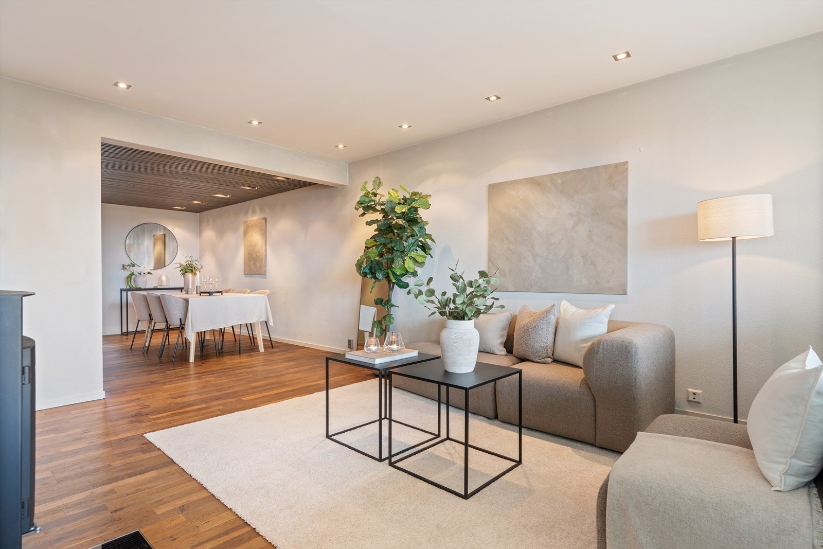 Åpen og romslig stue/kjøkken-løsning med store vinduer som gir leiligheten et lyst og luftig preg, og en god romfølelse. Galleribilde