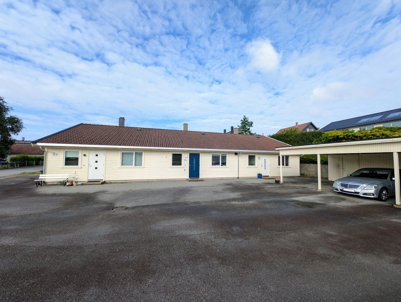 Boligen ligger i en rekke med tre enheter og har en svært attraktiv plassering på enden, som gir større uteareal og ekstra privatliv. Galleribilde