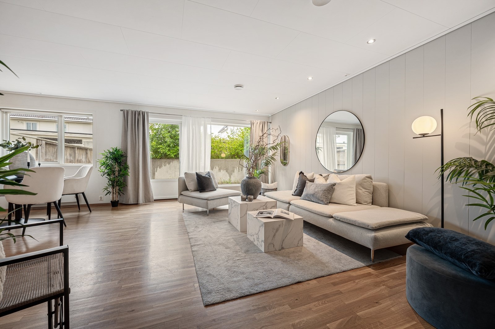 Stuen og kjøkkenet er åpent og romslig, med nymalte lyse flater og store vindusflater. Galleribilde