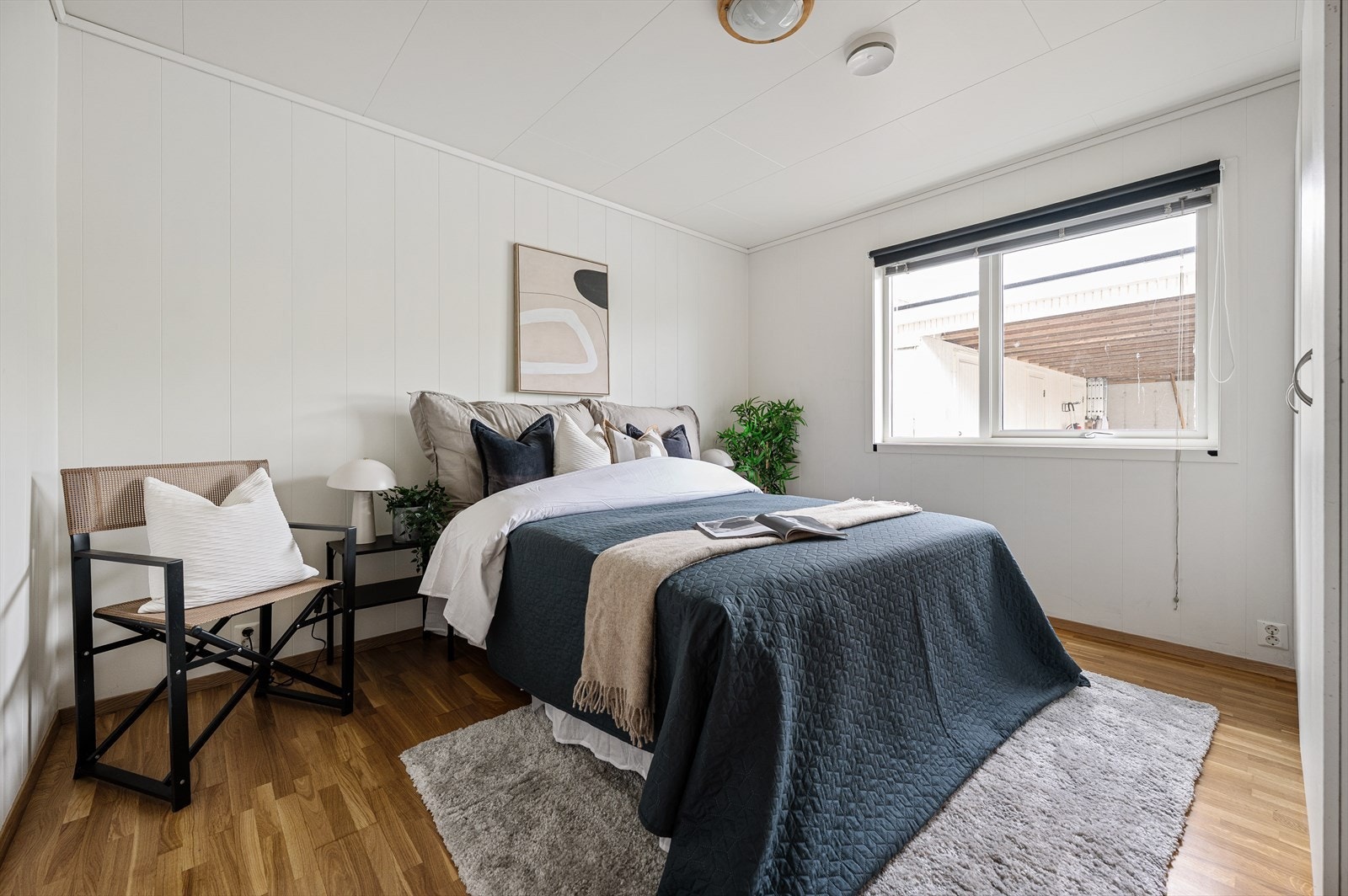 Hovedsoverommet er romslig med plass til dobbelseng og garderobeskap. Galleribilde