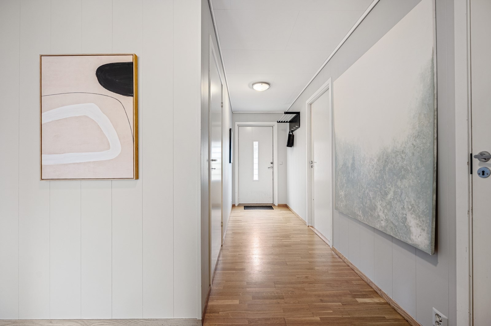 Gangen er lys og romslig. Galleribilde