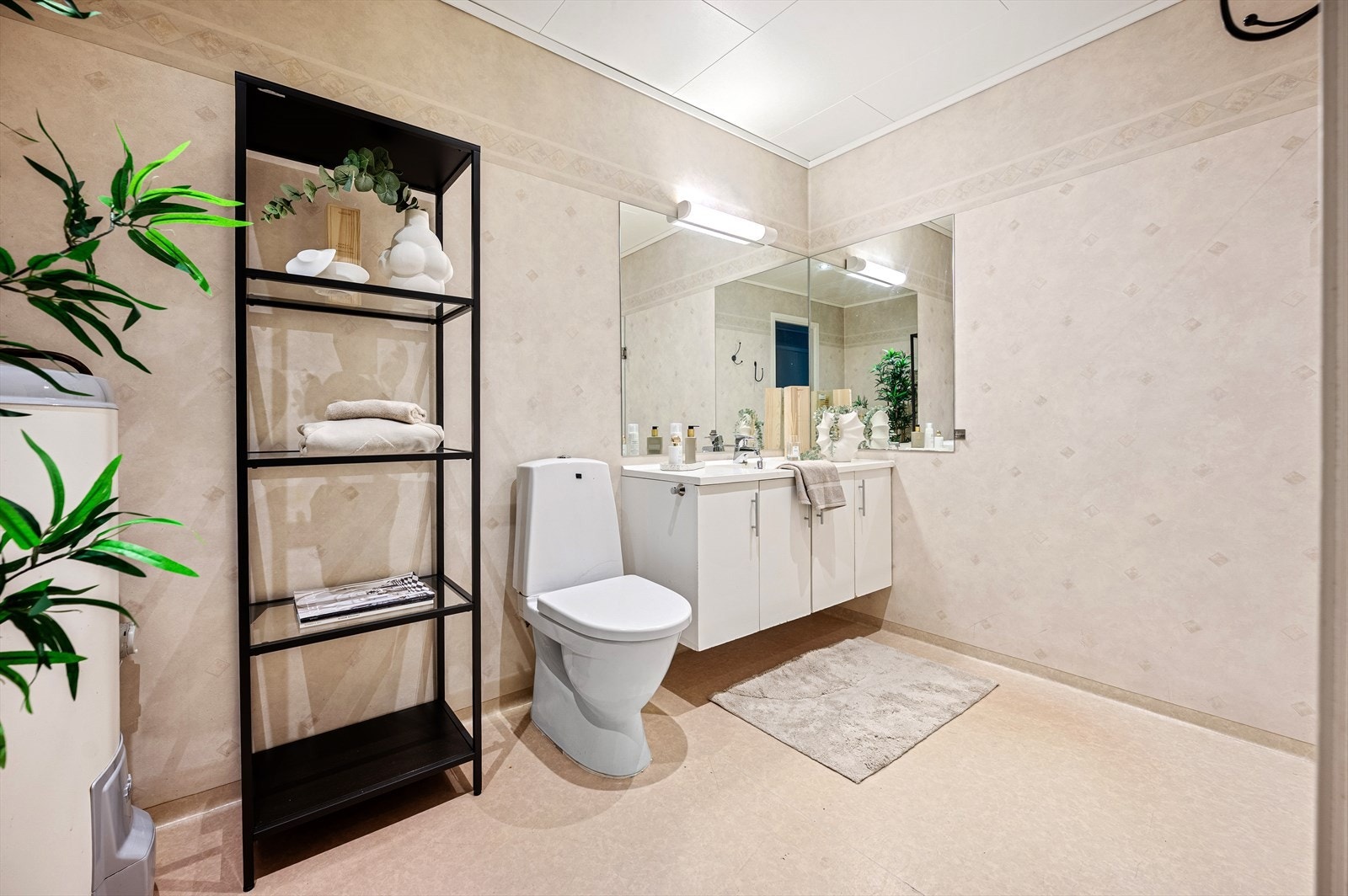 Eldre, men funksjonelt bad med plass til dusj, toalett, baderomsinnredning, varmtvannsbereder og vaskemaskin. Galleribilde