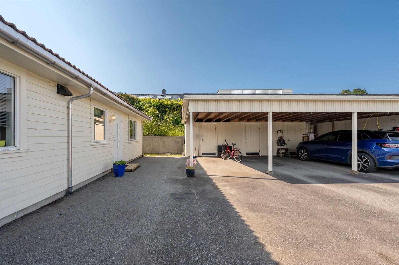 Carport med tilhørende bod og skjermet uteområde! Galleribilde
