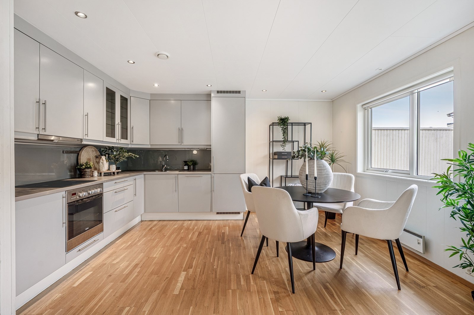 Kjøkkenet har plass nok til både matlaging og middagsgjester - her trenger du ikke velge mellom å røre i gryta eller dekke bordet. Galleribilde