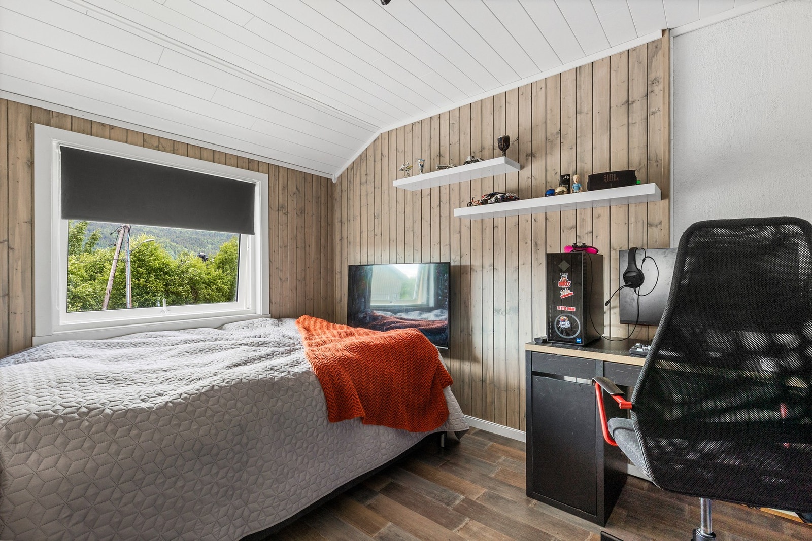 De store vindusflatene gir rommet godt med naturlig lys inn Galleribilde