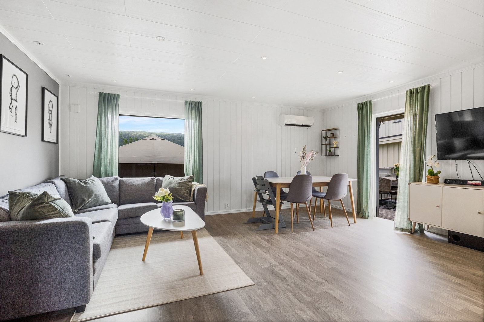 Store vindusflater som gir boligen rikelig med naturlig lys inn Galleribilde