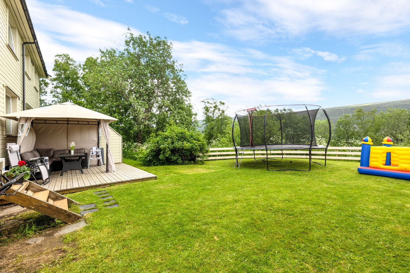 Her kan nye eiere nyte gode solforhold og barna kan leke fritt i hagen Galleribilde