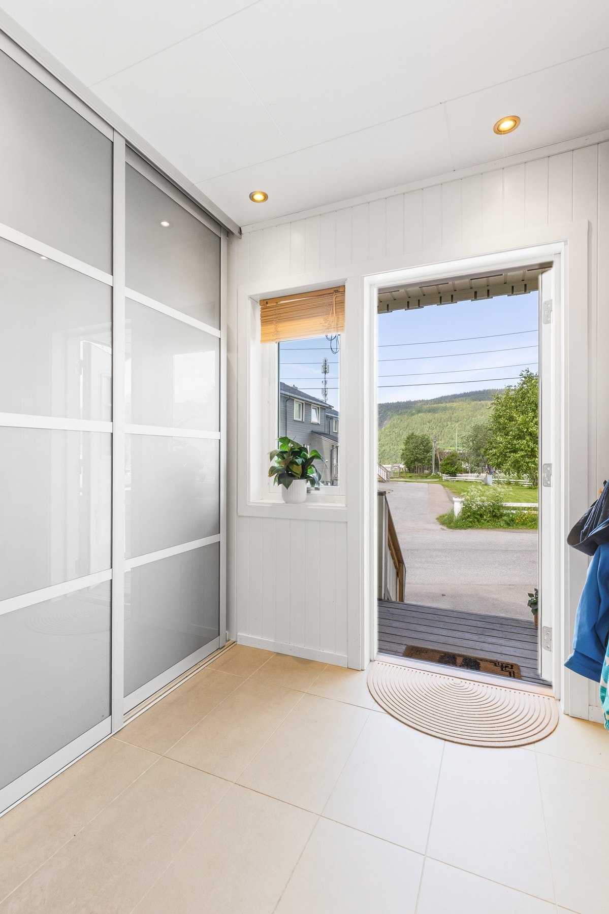 Velkommen inn | Første inntrykket er en lys og innbydende entré Galleribilde