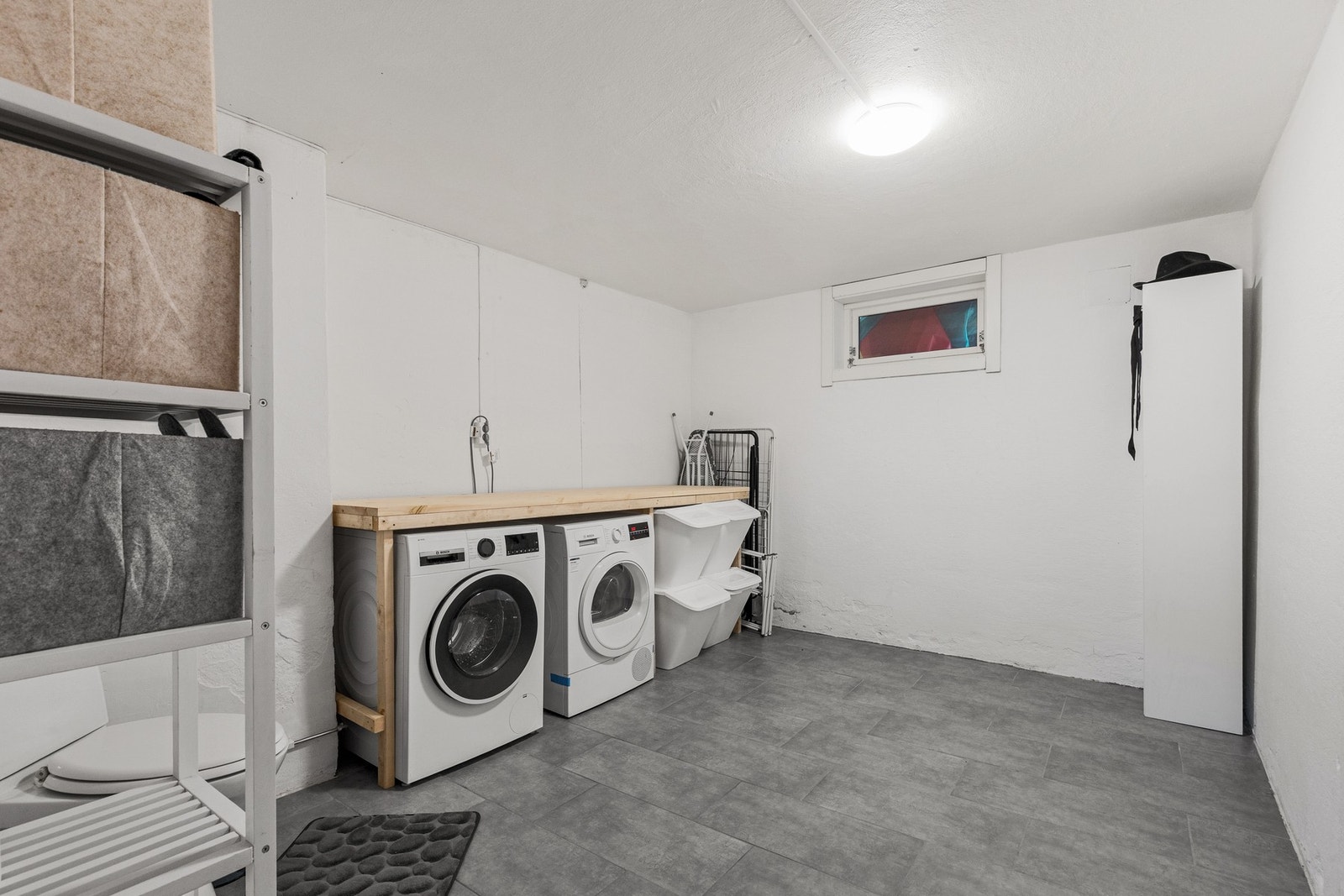 I kjelleren har du et praktisk vaskerom med opplegg for både vaskemaskin og tørketrommel Galleribilde
