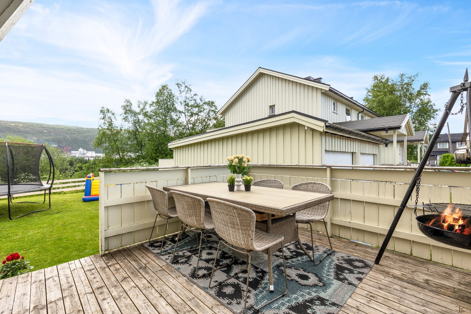Terrassen rommer plass til hyggelig sittegruppe og grill Galleribilde
