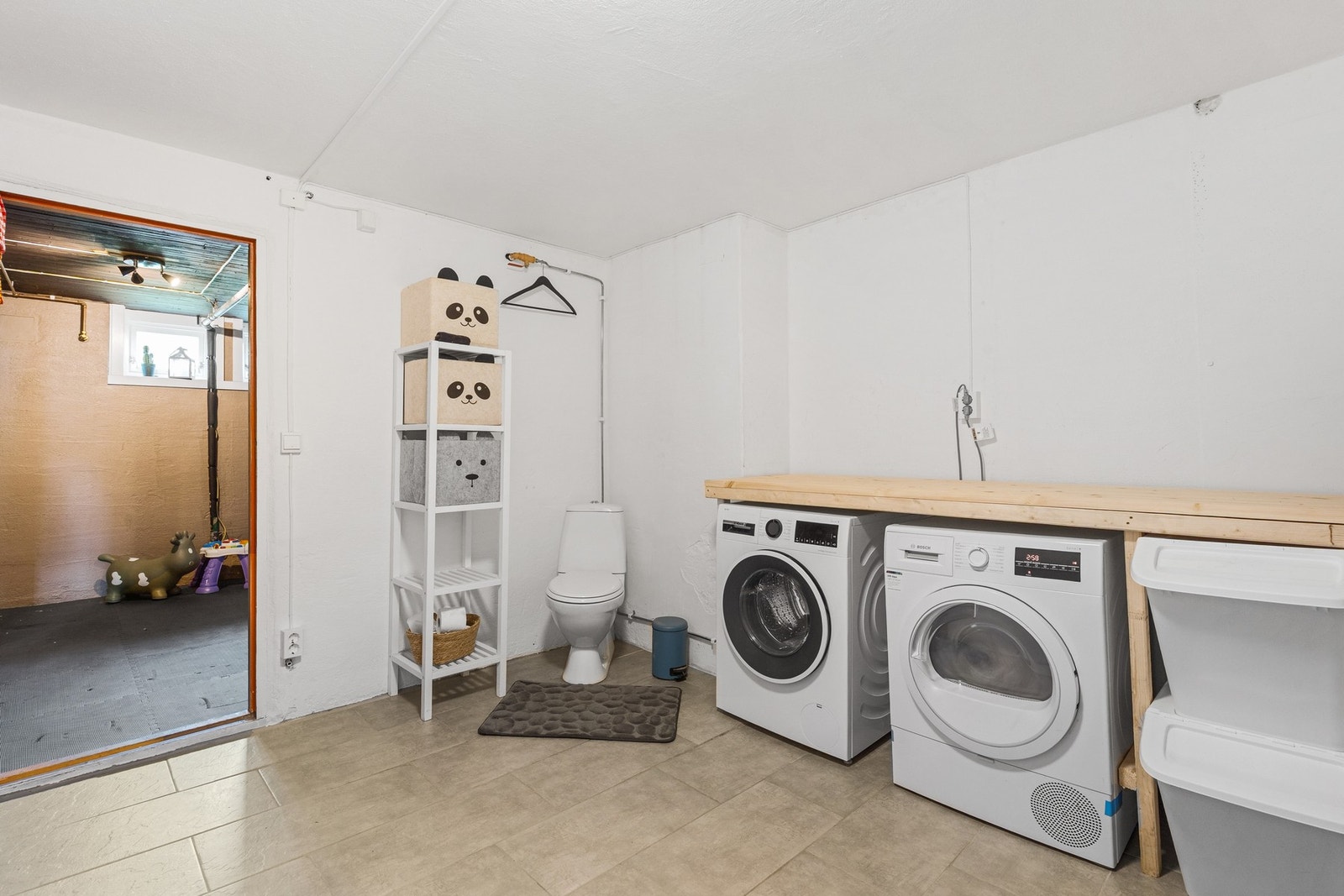 Det er også et gulvstående toalett på vaskerommet Galleribilde