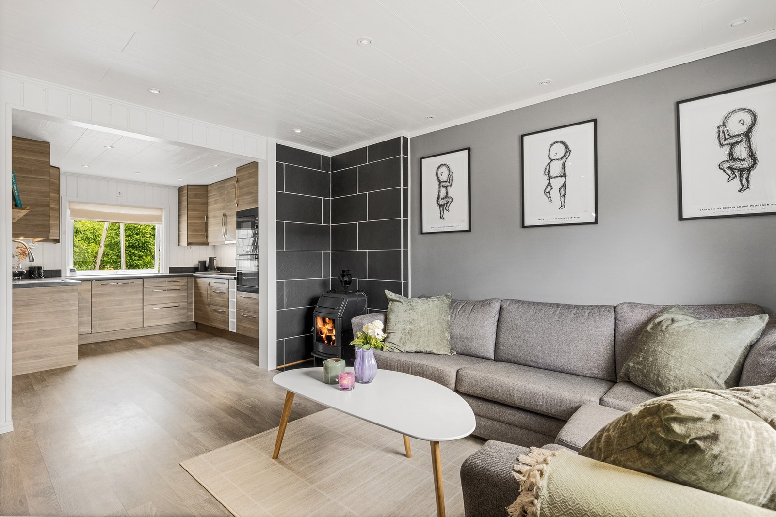 Med vannbåren varme i gulvet og vedovn holdes boligen god og varm på kaldere dager Galleribilde