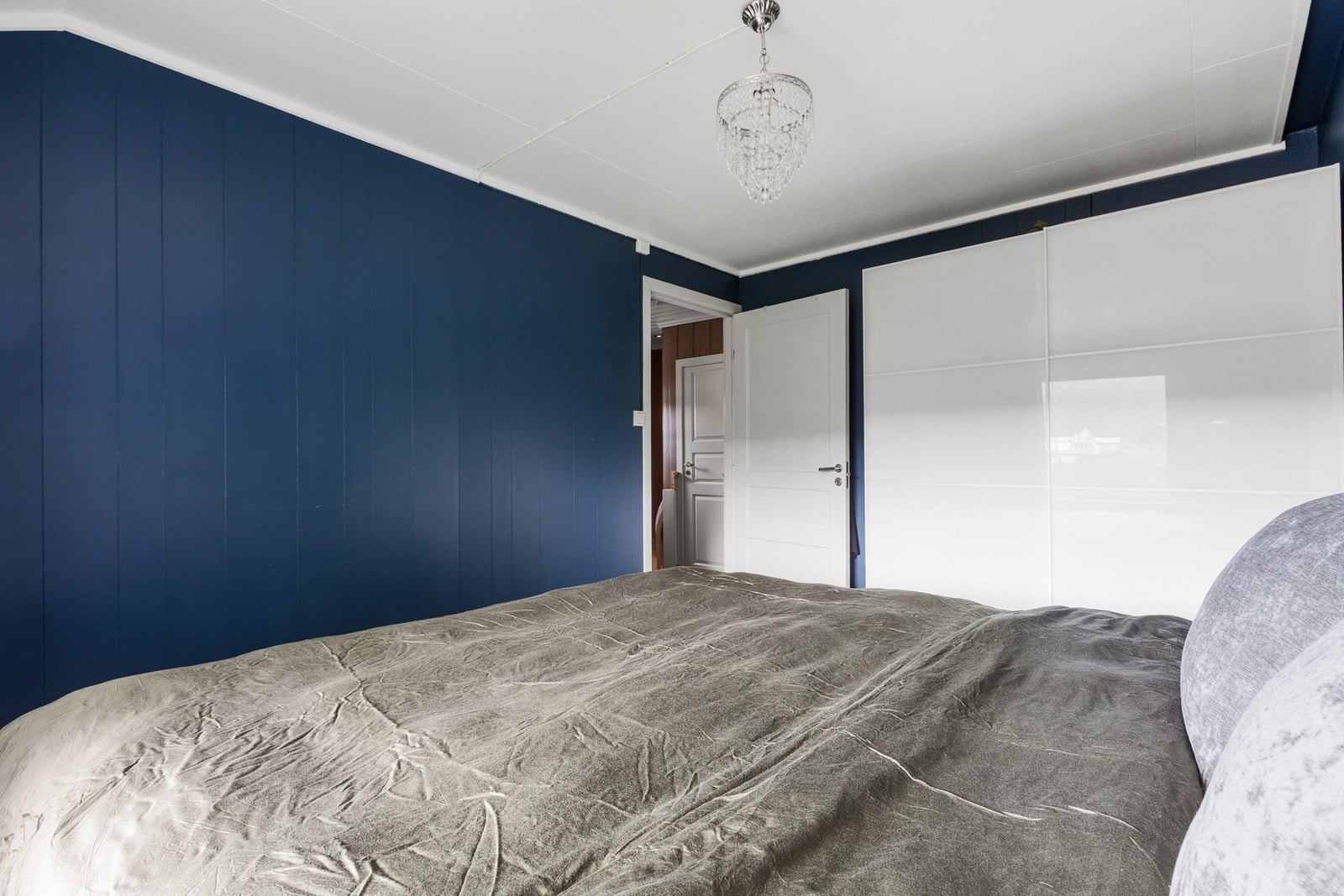 Romslig garderobe med gode oppbevaringsmuligheter Galleribilde