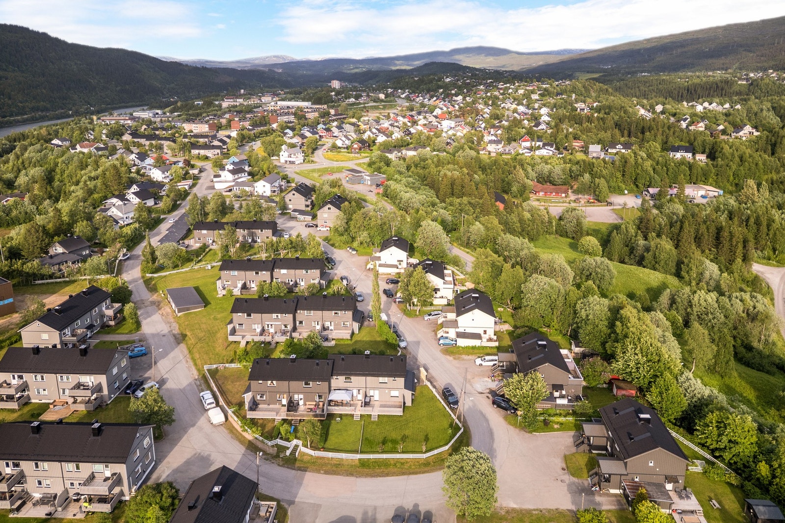 Her bor du med nærhet til skole, barnehage, dagligvarehandelen, restaurant, treningssenter og m.m. Galleribilde