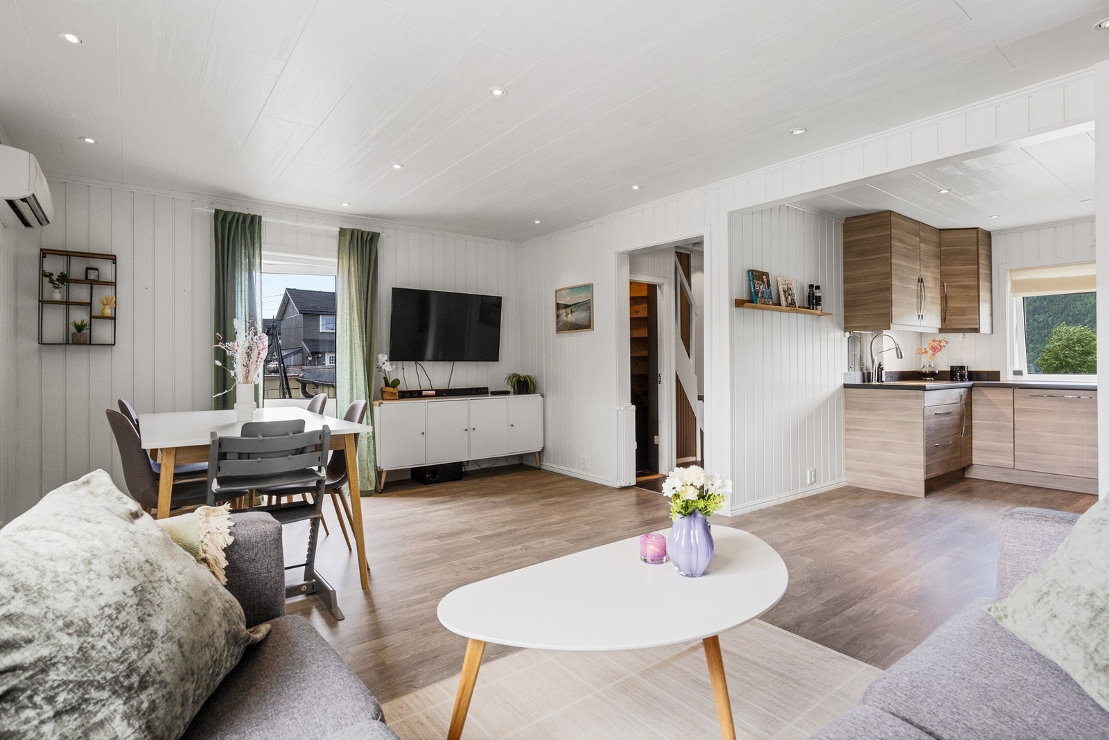 Den åpne løsningen gir rom for flere sosiale soner selv ved matlagingen Galleribilde