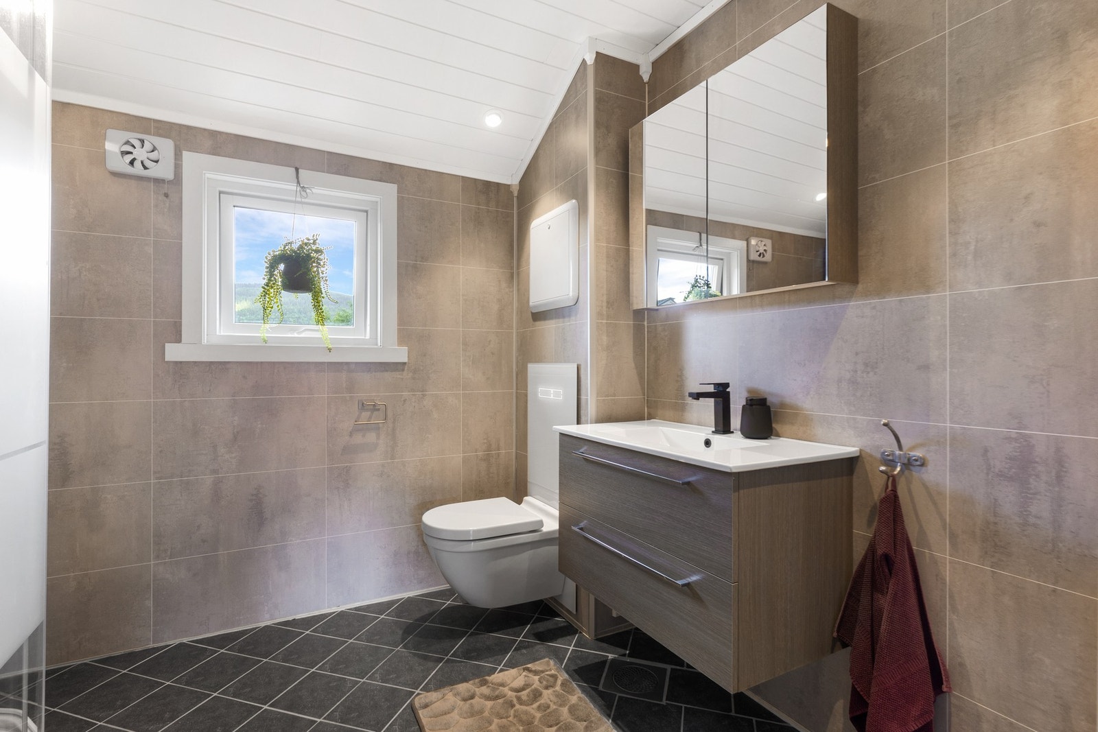 Lekkert baderom som holder et tidløst preg Galleribilde