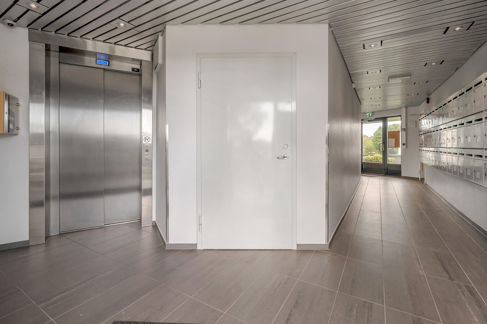 Felles inngang og heis. Leiligheten med alt "rett rundt hjørnet". Galleribilde