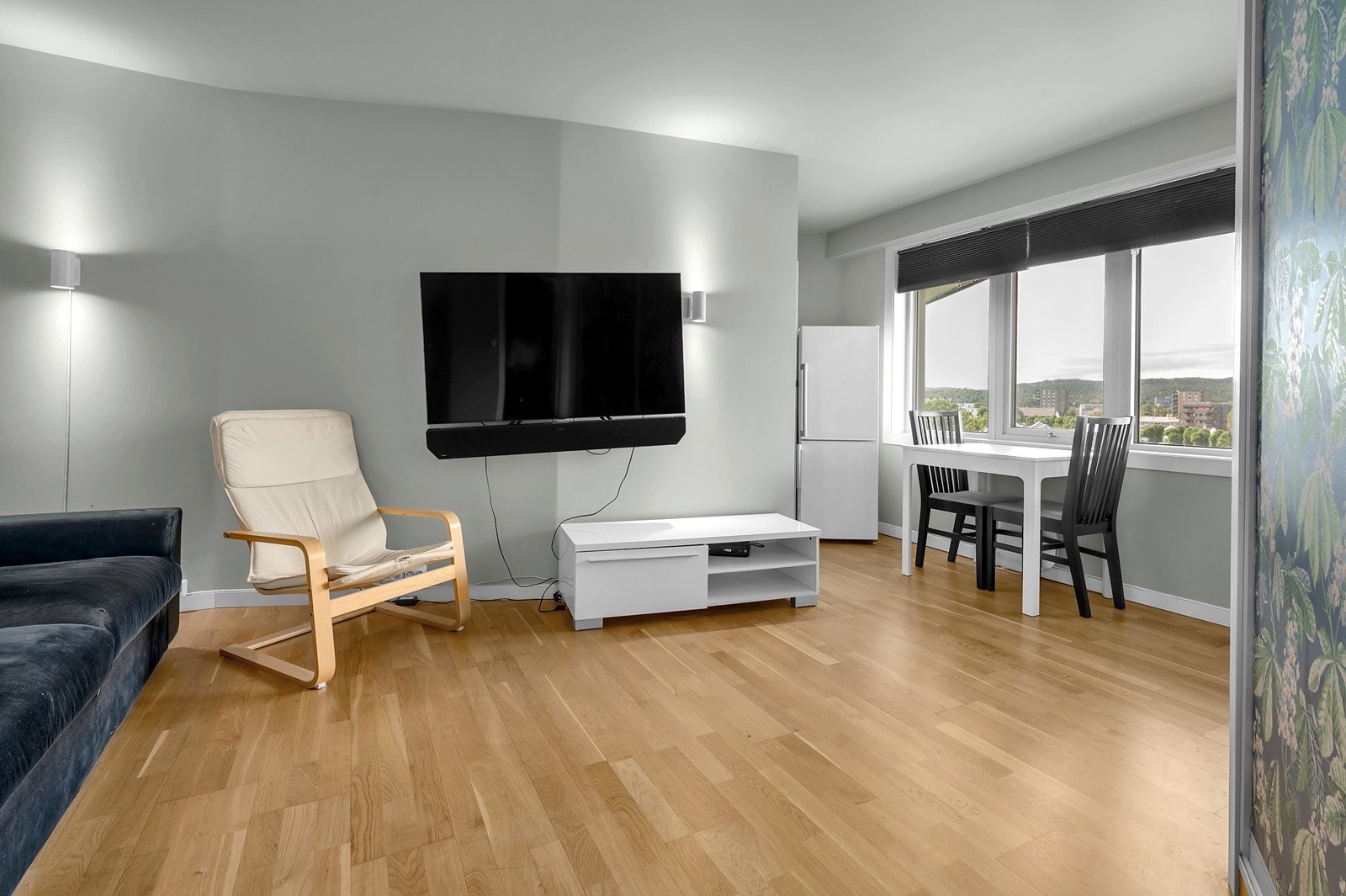 Arealeffektiv 1-roms leilighet. stue/kjøkken med store vindusflater og utsikt. Plass til sofa, tv og spisebord. Galleribilde
