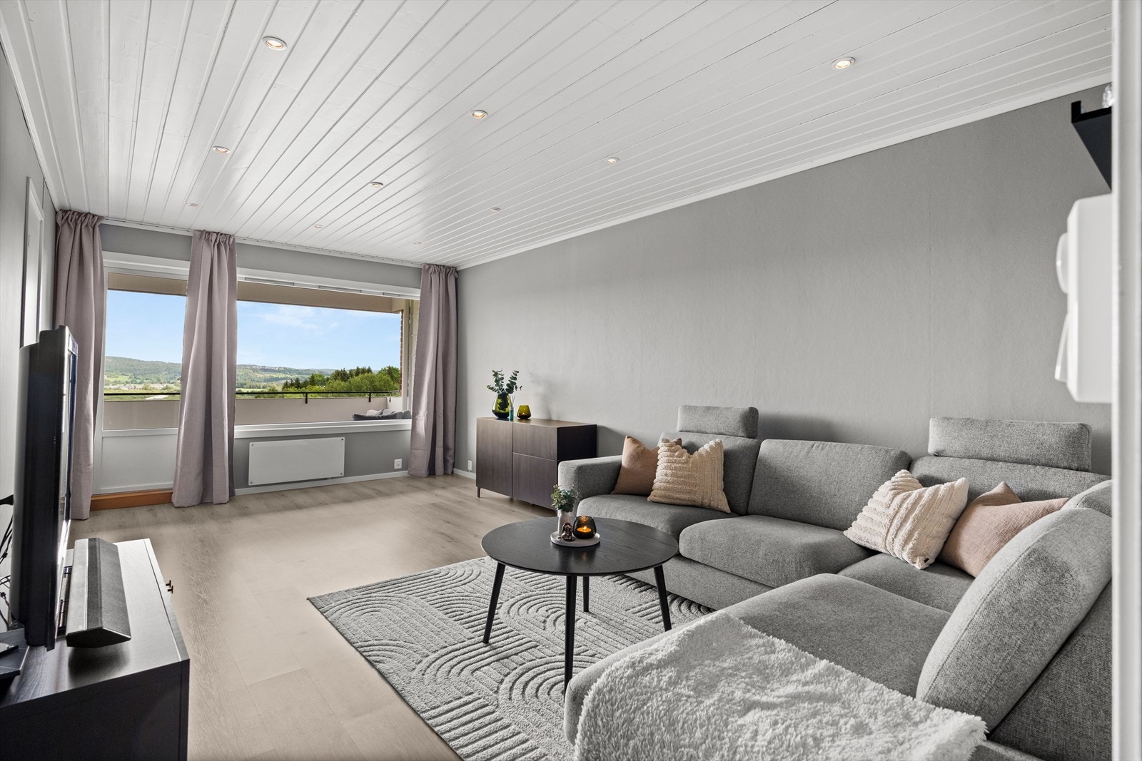 De store vindusflatene slipper inn rikelig med naturlig lys, som skaper en behagelig atmosfære. Galleribilde