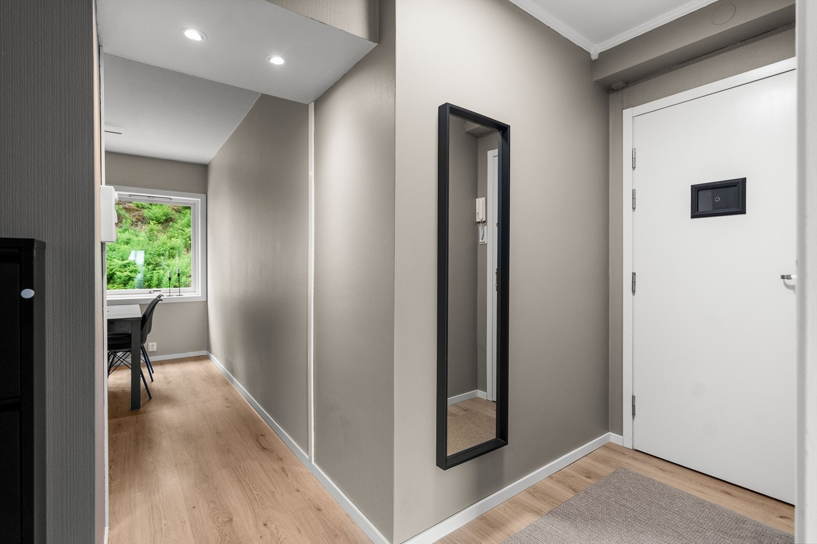 Du ønskes velkommen inn via en lys og romslig entré malt i en tidløs farge, med plass til oppbevaring av yttertøy. Galleribilde