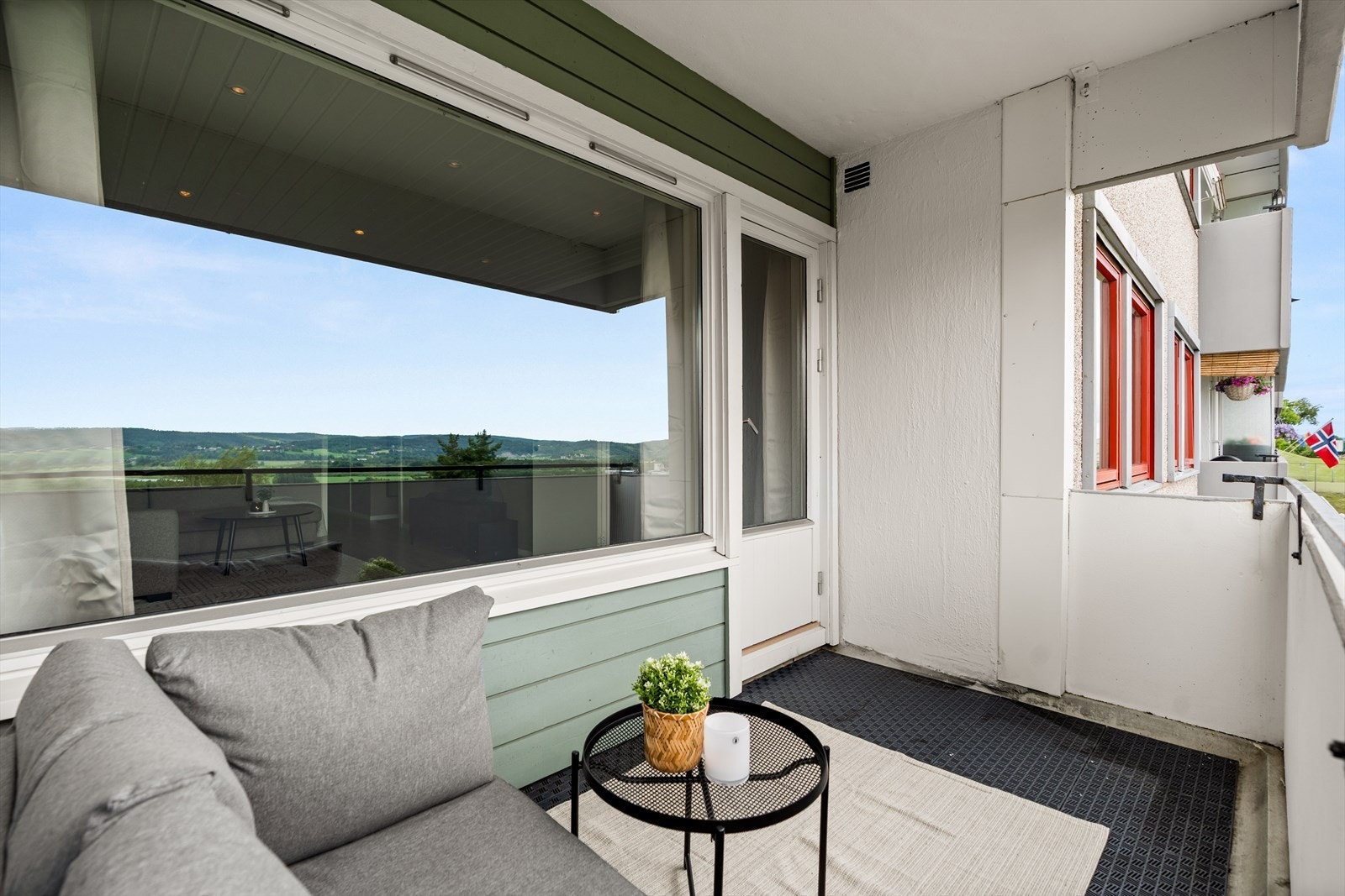 Her er det god plass til sittegruppe, grill og beplantning. Galleribilde