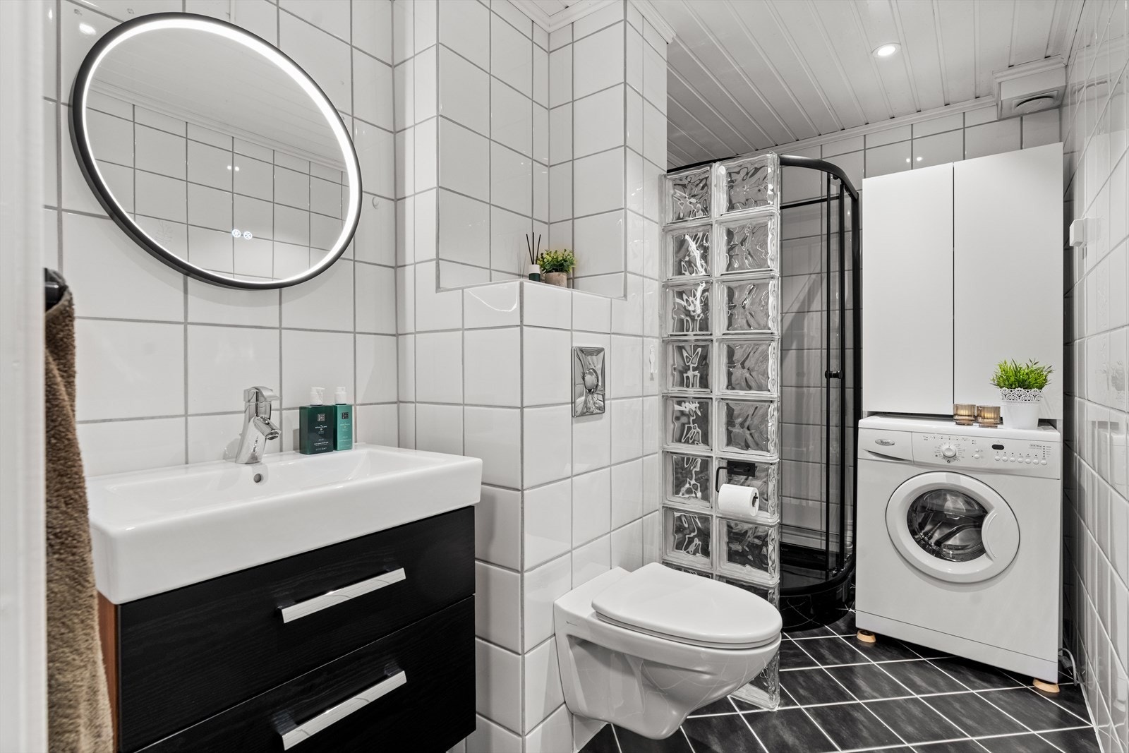 Delikat og elegant baderom med tidløse fliser på gulv og vegger. Galleribilde