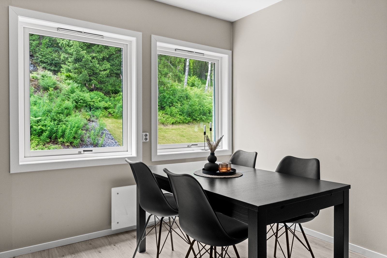 Her er det god plass til et stort spisebord og stoler ved vinduene. Galleribilde