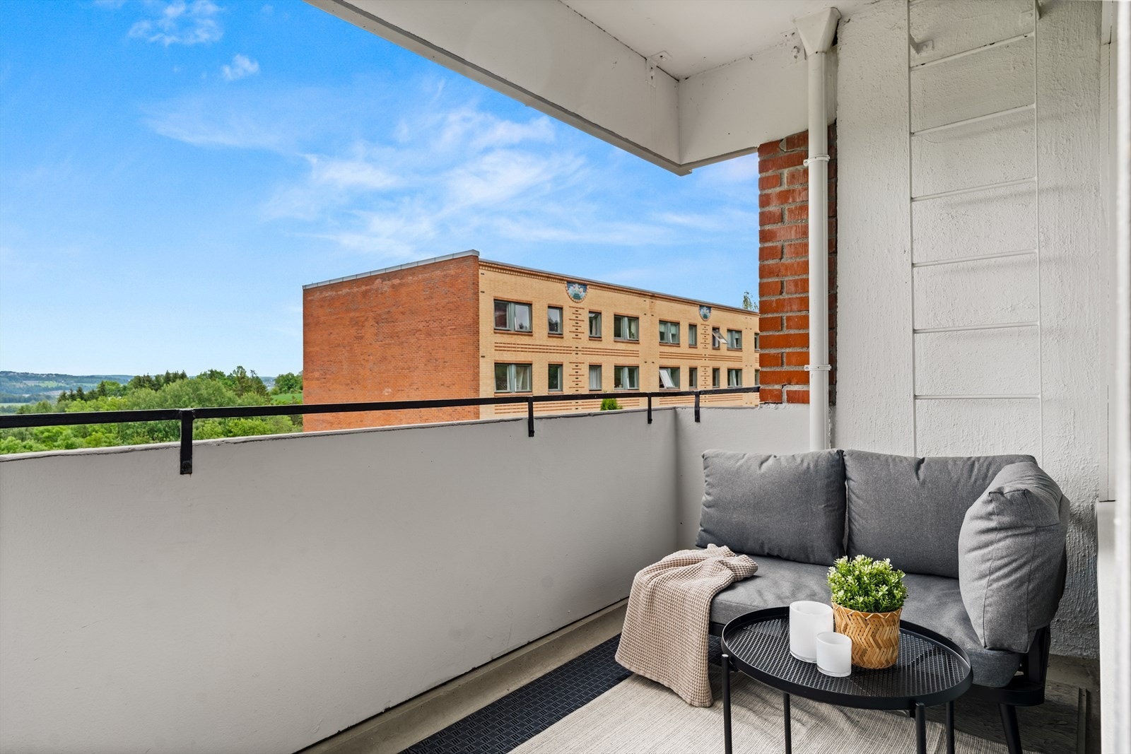 Med adkomst fra stuen kommer du ut til en luftig og delikat balkong på 6 kvm. Galleribilde