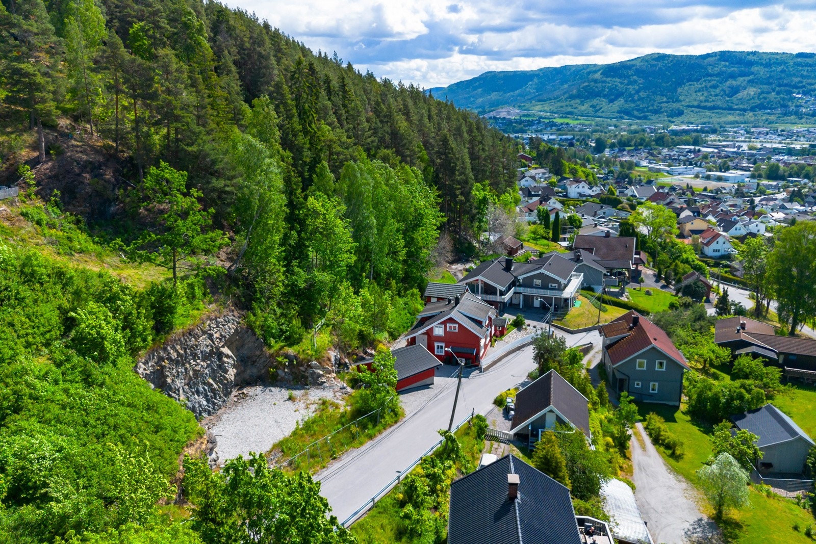 Tomten ligger lunt til i et etablert og fredelig boligfelt - perfekt for barnefamilier. Galleribilde