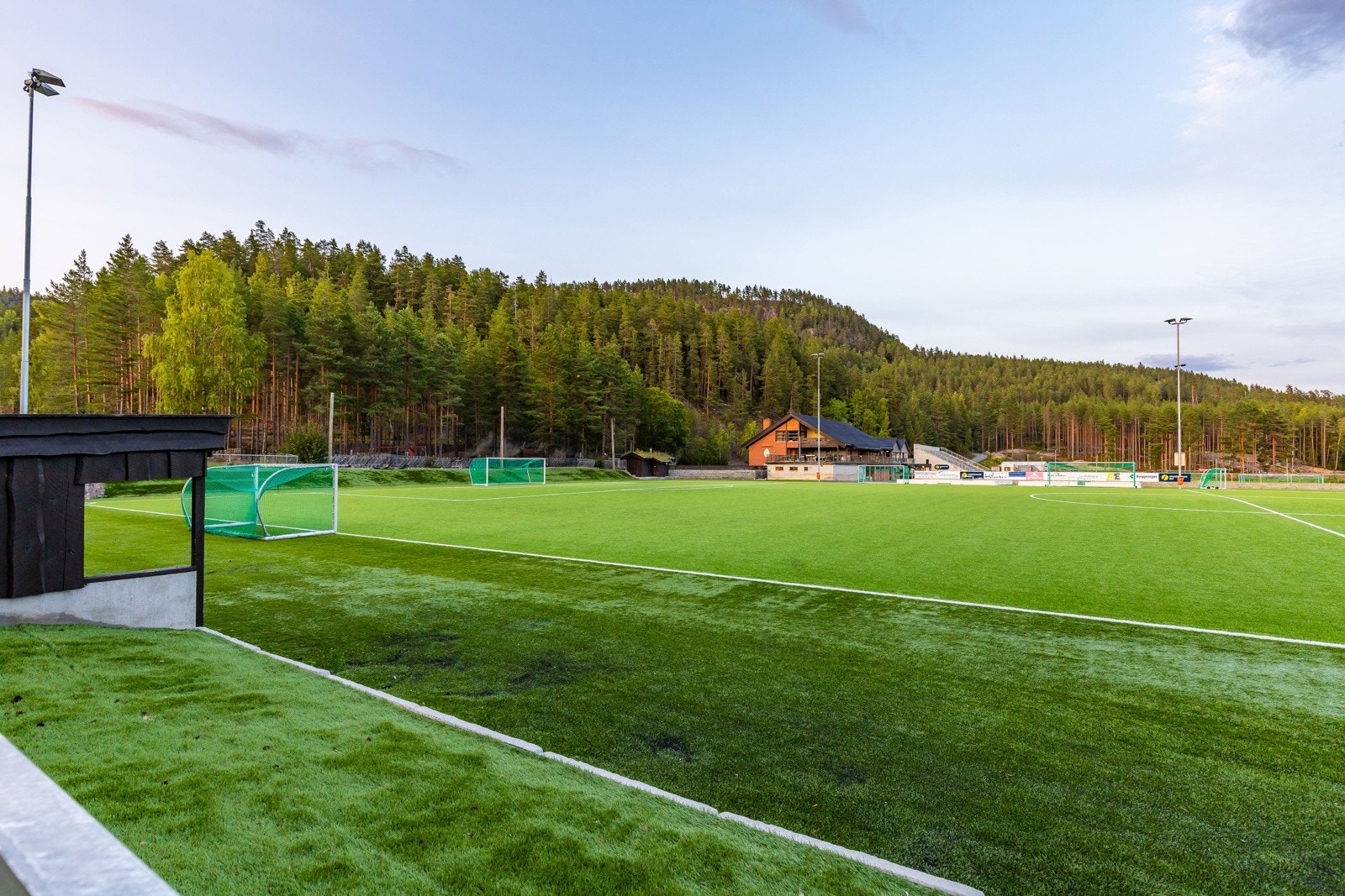 Årbogen idrettspark kun få minutter unna - med badeplass, idrettsanlegg og fantastiske turmuligheter. Galleribilde