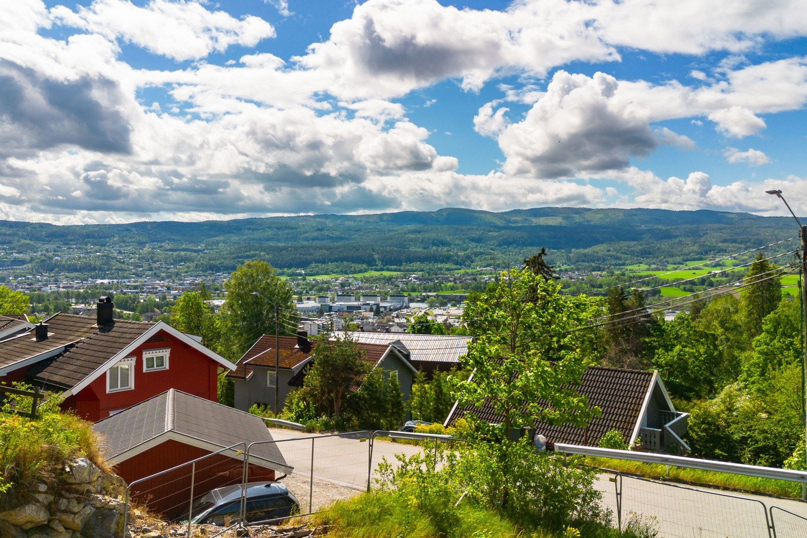 Nyt utsikt og gode solforhold rett fra egen eiendom. Galleribilde
