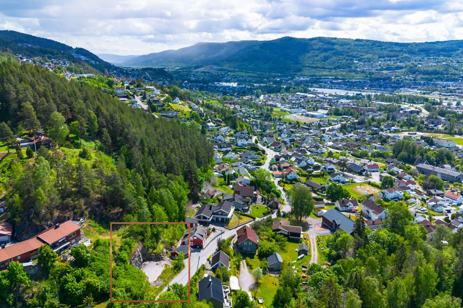 Tomten ligger i et etablert og barnevennlig boligområde - ideell for familiebolig. Galleribilde