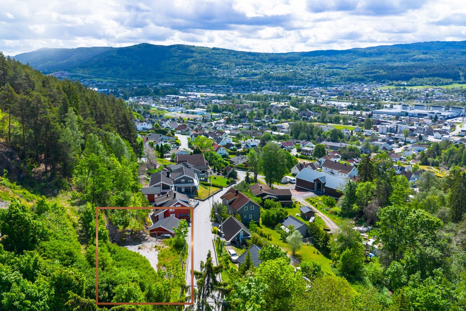 Flott tomt i barnevennlig og landlig boligområde - nær markagrensen i Krokstadelva. Galleribilde
