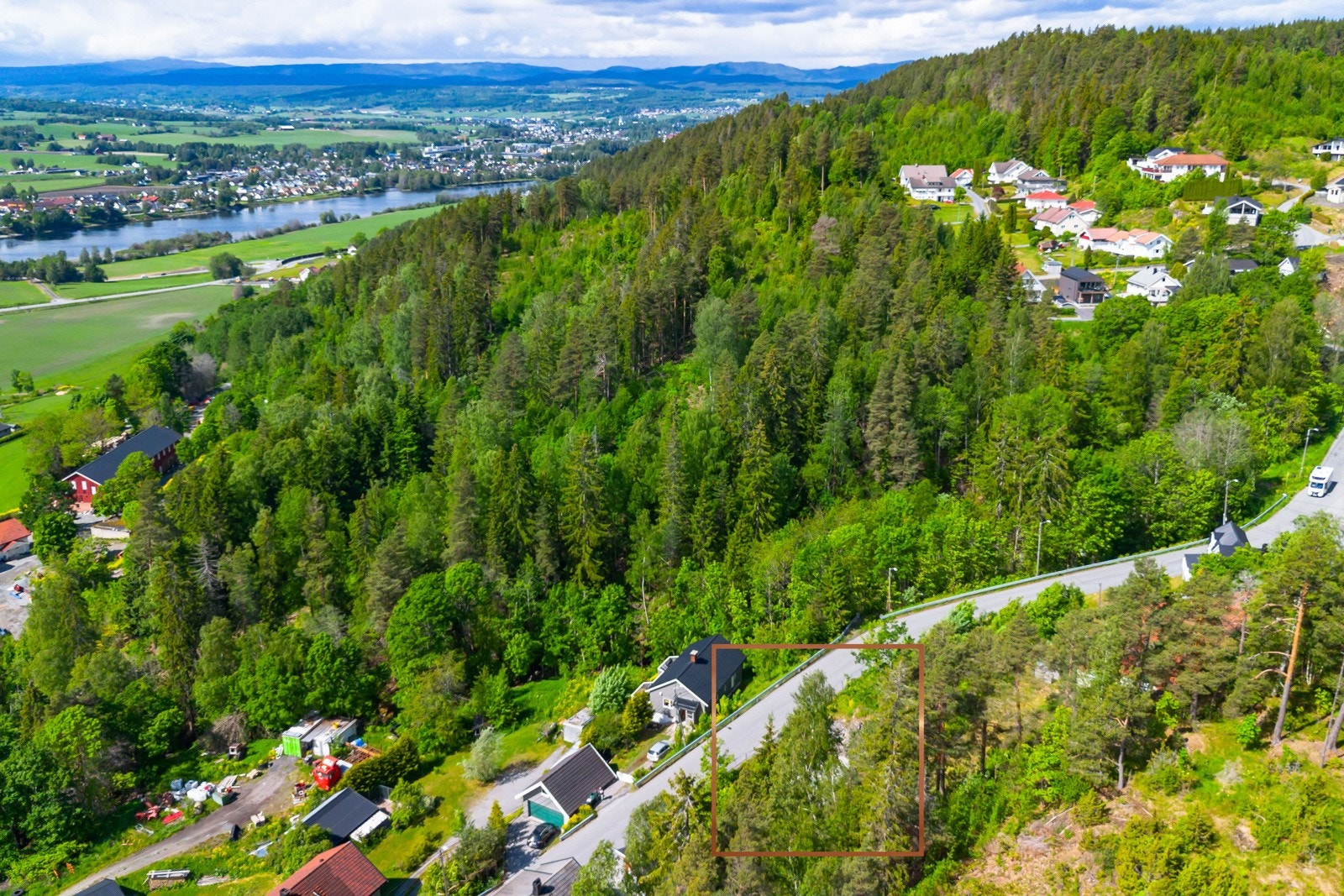 Tomten har en attraktiv plassering med nærhet til både natur og byliv. Galleribilde