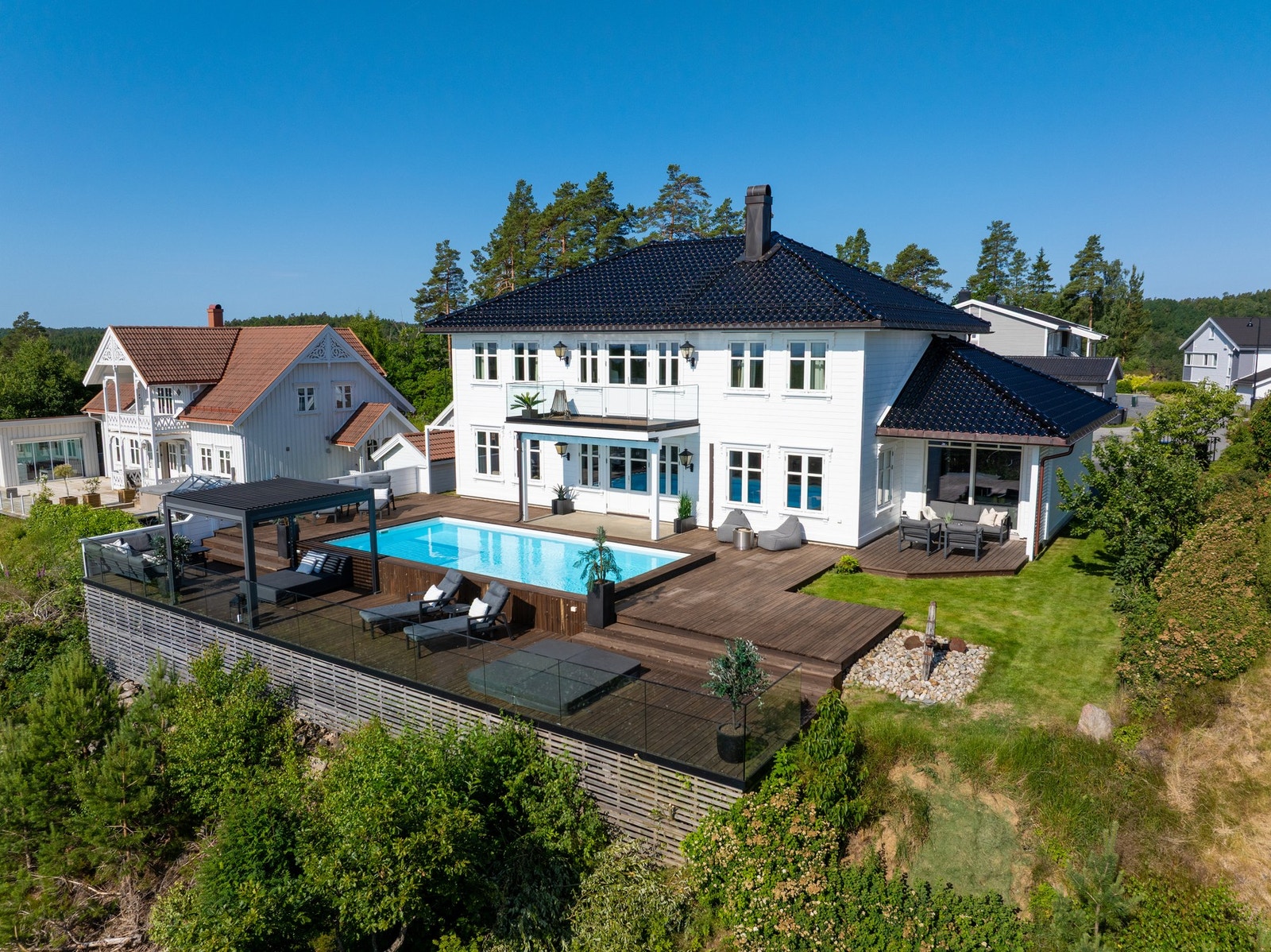 Boligen ligger i et attraktivt og barnevennlig nabolag. Uteområdene på eiendommen oppleves som skjermet. Galleribilde