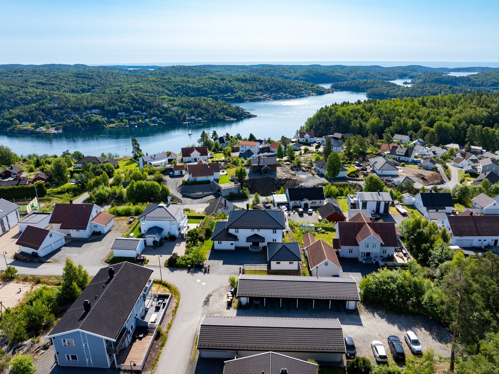 Boligen ligger plassert på toppen av Glastadheia med panoramautsikt utover nærområdet. Galleribilde