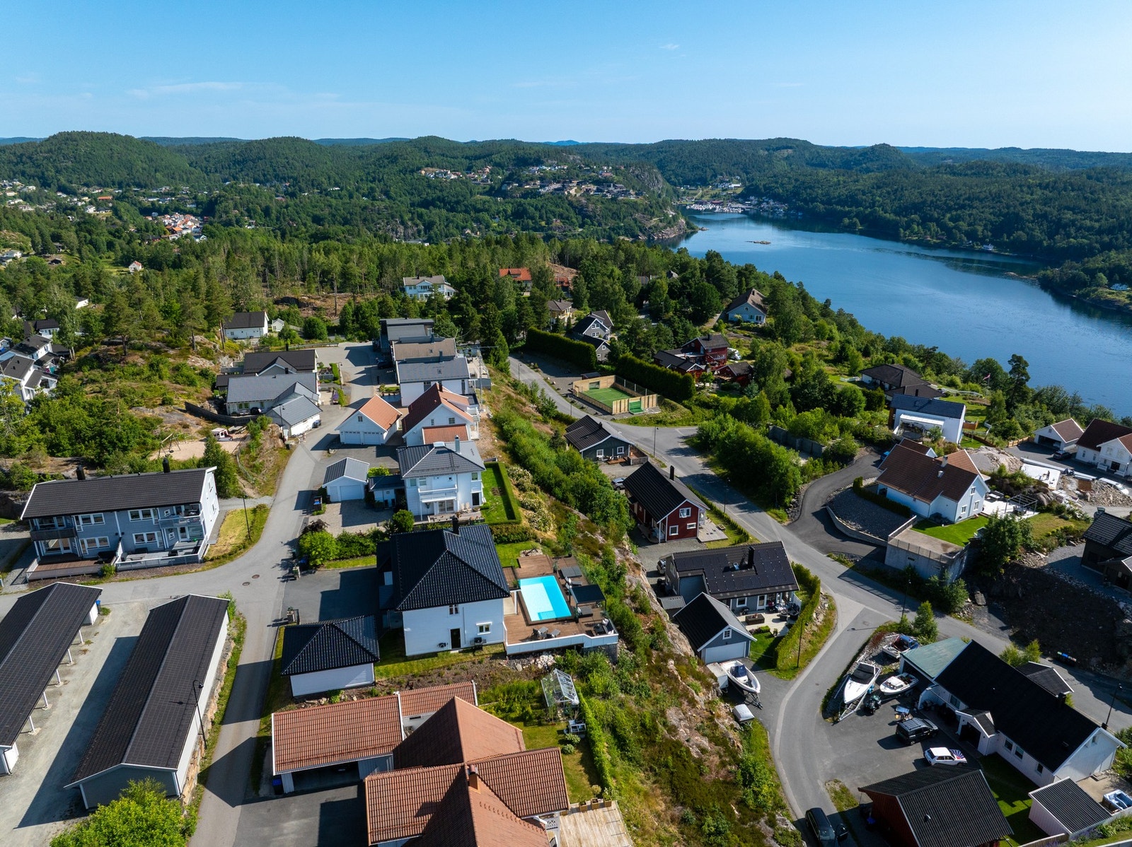 Det er kort vei til Tvedestrand by, nye videregående, båthavn og turområdet. Galleribilde
