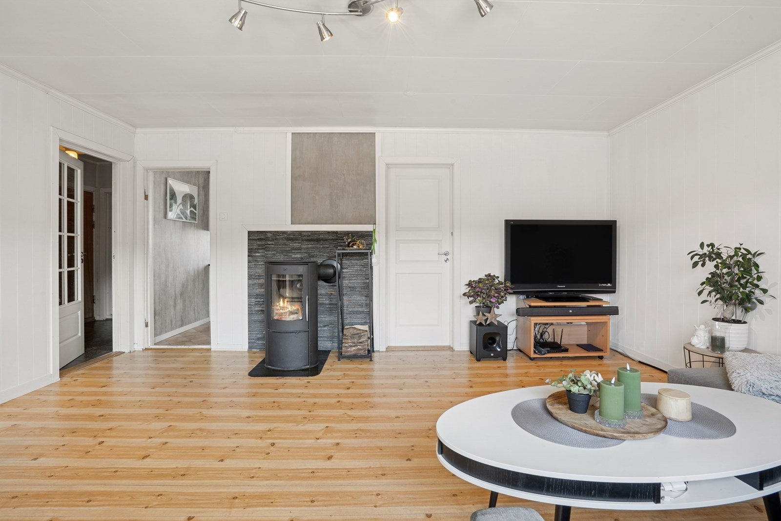 Stuen er utstyrt med en vedovn som sørger for god varme på kalde dager. Galleribilde