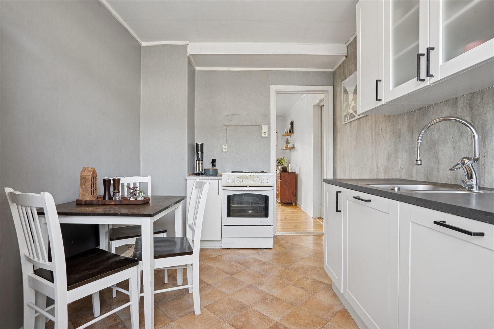 Det er per i dag ingen ventilering fra kjøkkenet. Galleribilde