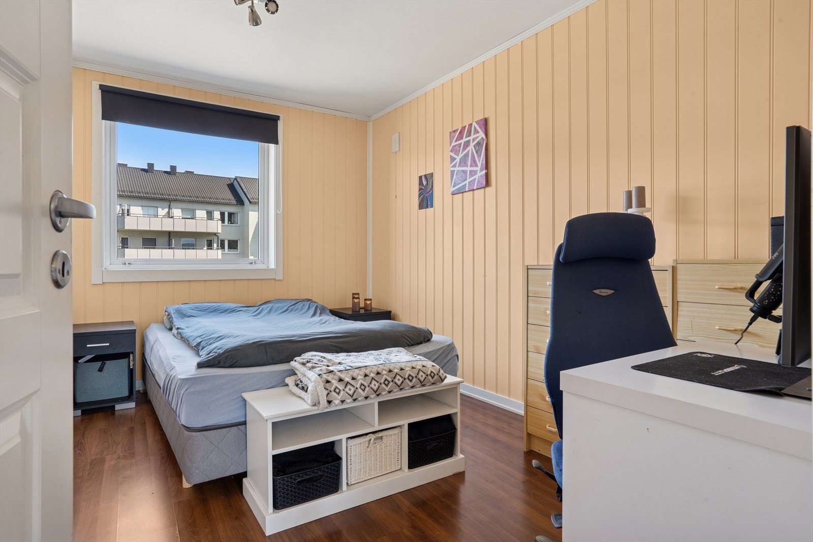 Soverom 1 benyttes i dag som hovedsoverom. Et romslig soverom hvor man har plass til både dobbeltseng, garderobe og tilhørende møblement. Galleribilde